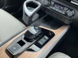 電動パーキングブレーキです。スマホの充電も出来ます。オートブレーキホールドで踏み続けなくてもいいので楽ちんです。