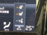 【シートベンチレーション】夏場は涼しい風でお尻や背中の熱・ムレを防ぎ、冬にはエアコンよりも早く温まってポカポカに!レザーシートにうれしい装備で、どんな季節も快適にお過ごしいただけます。
