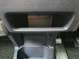 手元近くで出し入れしやすい浅型の小物トレイです。カードや小物をサッと置くのに重宝いたします。