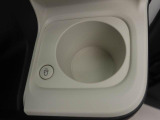 カップホルダーは運転席や助手席からちょうど手の届く位置です!!