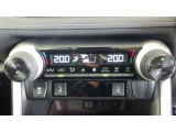 左右独立温度コントロールフルオートエアコンです。運転席、助手席それぞれで独立して温度設定ができます