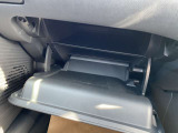 点検ノートとか車検証ブック小物等が入るグローBOXです。