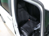 程よい硬さとホールド性が高いシートで長時間運転も快適です。