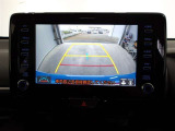 バックモニター付きで慣れない駐車場や車庫入れをサポートします。