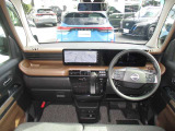 広いフロントガラスで視界良好の運転席。