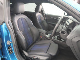 ドライバーに向かってレイアウトされた機能的なセンターコンソールやコントロール類がもたらす高い操作性。常に、運転に集中できるレイアウトがBMWの特徴です。