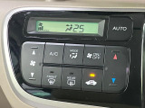 【オートエアコン】一度お好みの温度に設定すれば、車内の温度を検知し風量や温度を自動で調整。暑い&hellip;寒い&hellip;と何度もスイッチ操作をする必要はありません。快適な車内空間には必須の機能ですね♪