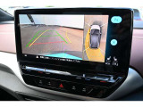 【リヤビューカメラ(Rear Assist)】後方確認や障害物検知をアシストし、安全な駐車をサポート。