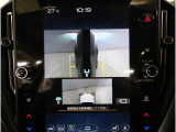 左右のサイドカメラ映像を同時に表示し、車両周囲の死角をしっかりカバー。狭い道や駐車時の接触リスクを減らし、安心して操作できる視界を確保します。