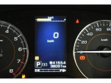 メーター中央にはカラー液晶画面が備えられ、車のインフォメーションを簡単に把握できます。