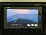 ギヤをR(バック)に入れるとナビの画面に後ろの映像が映るリアカメラ付です。後退時、コンディションが悪い視界でもカラーバックモニターがドライバーをサポートします。