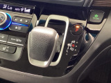 インパネシフトを採用しているので、前席の足元も広々としています。運転席と助手席の行き来もスムーズです!