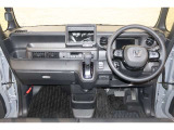 操作性に優れた運転席となります!小物入れや各ボタンの配置にこだわり、使いやすいです!座り心地もよく視認性も良好なのでロングドライブもお任せ下さい!