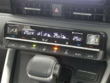 【オートエアコン】車内温度を感知して自動で温度調整をしてくれるのでいつでも快適な車内空間を創り上げます!どの席に座っても快適なドライブが楽しめます♪