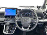 運転席まわりです。 各操作スイッチは使いやすい位置に配置されてます。