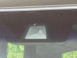 【ホンダセンシング】走行中に前方の車両等を認識し、衝突しそうな時は警報とブレーキで衝突回避と被害軽減をアシスト。より安全にドライブをお楽しみいただけます。
