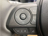 ステアリングオーディオコントロールスイッチ。オーディオの音量、ラジオ/テレビのチャンネル選局等をステアリングから手を離す事無く操作する事が出来ます。