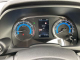 昼夜を問わず視認性に優れたファインビジョンメーター採用、各種の車両情報や航続可能距離・燃費情報なども表示する4.2インチ液晶ドライブアシストディスプレイ搭載です。