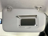 【運転席サンバイザー】鏡が付いているのでメイク直しなどにも便利★
