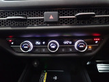 運転席からも手が届きやすく、操作しやすい空調コントロールパネル。オートエアコンなので操作の煩わしさが無くオールシーズン快適にドライブできます。快適空間で運転に集中できますね。