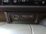 便利な充電用USBジャックも付いています。