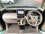 シンプルながら機能性溢れる運転席廻りです。視界性もよく、運転しやすいですよ。
