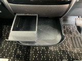 ミニテーブルとしてもカップホルダーとしても使用できる2WEY仕様です!使用しないときは収納できるのでスマートな車内空間を維持できます♪