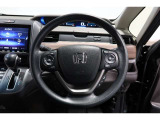 運転中もハンドルでの操作が可能です。特に高速道路等の目が離せない運転時には、便利さだけでなく、安全性も兼ね備えております。