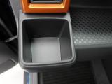 カップホルダーは運転席や助手席からちょうど手の届く位置です!!