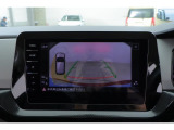 リヤビューカメラ:車両後方をモニターに映しだし、画面にはガイドラインが表示され車庫入れや縦列駐車を容易にします!