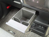 紙パック入りドリンクも置けるドリンクホルダー。スマホを電源ケーブルを刺したまま置けるスペースが有ります。