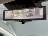 インテリジェントルームミラー搭載で、車の後方に設置されたカメラ映像を映し出してシートバックやヘッドレスト、同乗者に視界が遮られることがなく視認性が非常に良いです