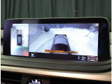 パノラミックビューモニター。車両を上から見たような映像を表示。運転席から目視しにくい車両周囲の状況をリアルタイムで確認できます。
