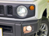 【LEDヘッドライト】悪天候や夜間走行時も良好な視界を確保し安心して運転できる高輝度LEDヘッドライトを装備!点灯速度が早く、消費電力も抑えられています。
