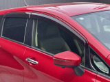 雨の日でも少し窓を開けて換気することができます。あると便利なバイザーです。