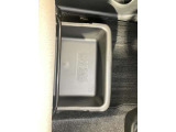 助手席アンダーボックスは運転用の替え靴や、車内に常備しておきたい子供用品、着替えた服などが収納できて便利です。女性に嬉しい収納スペースです★