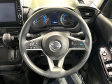 インテリアに合わせたデザインのステアリングは、運転される方のことも考え、運転しやすい形状、大きさです。是非一度、実際に触ってお確かめください。