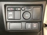 リアドアは乗り降りに便利な左側電動スライドドアです。また運転席に座っていながらスイッチ操作で自在にスライドドアを開け閉めできます。またVSA解除スイッチを右側に装備しています。