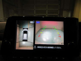空から見ているような視点でクルマの周囲が確認できるモニター。クルマの真上から見ているかのような映像によって周囲の状況を知ることで駐車を容易に行うための支援技術です