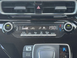 お好みの温度に設定すれば、車内の温度を検知し自動で調整してくれるオートエアコン!暑い、寒いと何度もスイッチを操作しなくても済みます☆☆