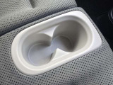 肘掛け内部に配された2本分のドリンクホルダーでございます。