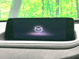 【10.25インチマツダコネクト】車内の雰囲気にマッチした大型ディスプレイ。スマホ接続でのナビ使用やBluetooth再生等、様々な機能が楽しめます。直感的なダイヤル操作が可能で、使い勝手も良好です。
