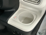 【ホッとカップホルダー】ホットドリンクをちょうどいい温度でキープしてくれる保温機能付きのカップホルダーです。冬の寒い日でも快適なドライブを♪