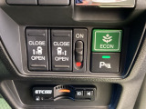 両側に電動スライドドアを採用しており、ボタン操作でスムーズに開閉が可能。狭い場所でも乗り降りしやすく、お子さま連れや荷物が多い時にも便利な装備です。