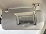 【運転席サンバイザー】鏡が付いているのでメイク直しなどにも便利★