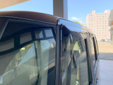【ドアバイザー】雨の日でも窓を少し開けて換気可能。車内を快適に保ち、日常の使用も安心です。