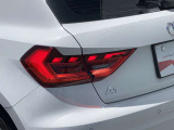 視界を鮮明に照らすだけでなく、対向車への配慮と最適な視界を両立し、ダイナミックインジケーターの流れるような輝きが、夜の街並みに先進性と知性を描き出します。