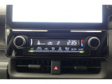★エアコンはオートタイプが装着済みです!オートモードにしておけば、車内温度を設定するだけで風の料や吹き出し口の切り替えを機械が行ってくれます!一年中快適な環境を作れますよ♪
