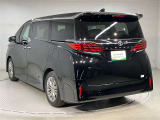 左ななめ後ろから撮影した、リアまわりのデザインや車両全体のバランスを確認できる写真です。リアフェンダーやテールまわりの形状、ボディラインのつながりなど、外観の印象を把握しやすくなっています。