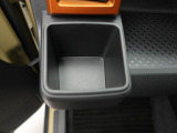 カップホルダーは運転席や助手席からちょうど手の届く位置です!!